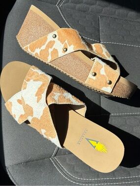 NWOT: Volatile Tan and White Cowhide Crisscross Wedge Sandals